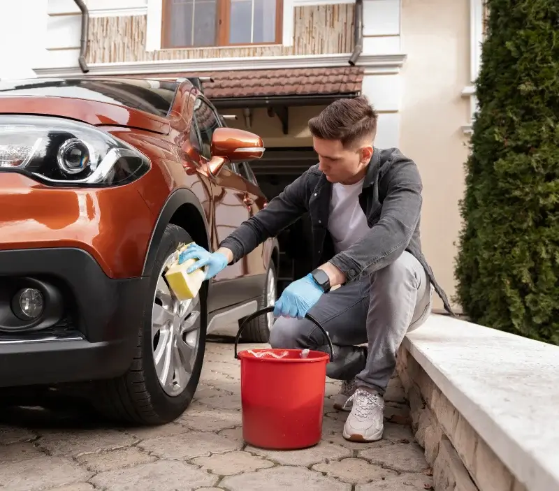 Lavage auto à domicile Les Granges-le-Roi : professionnel intervenant sur un véhicule